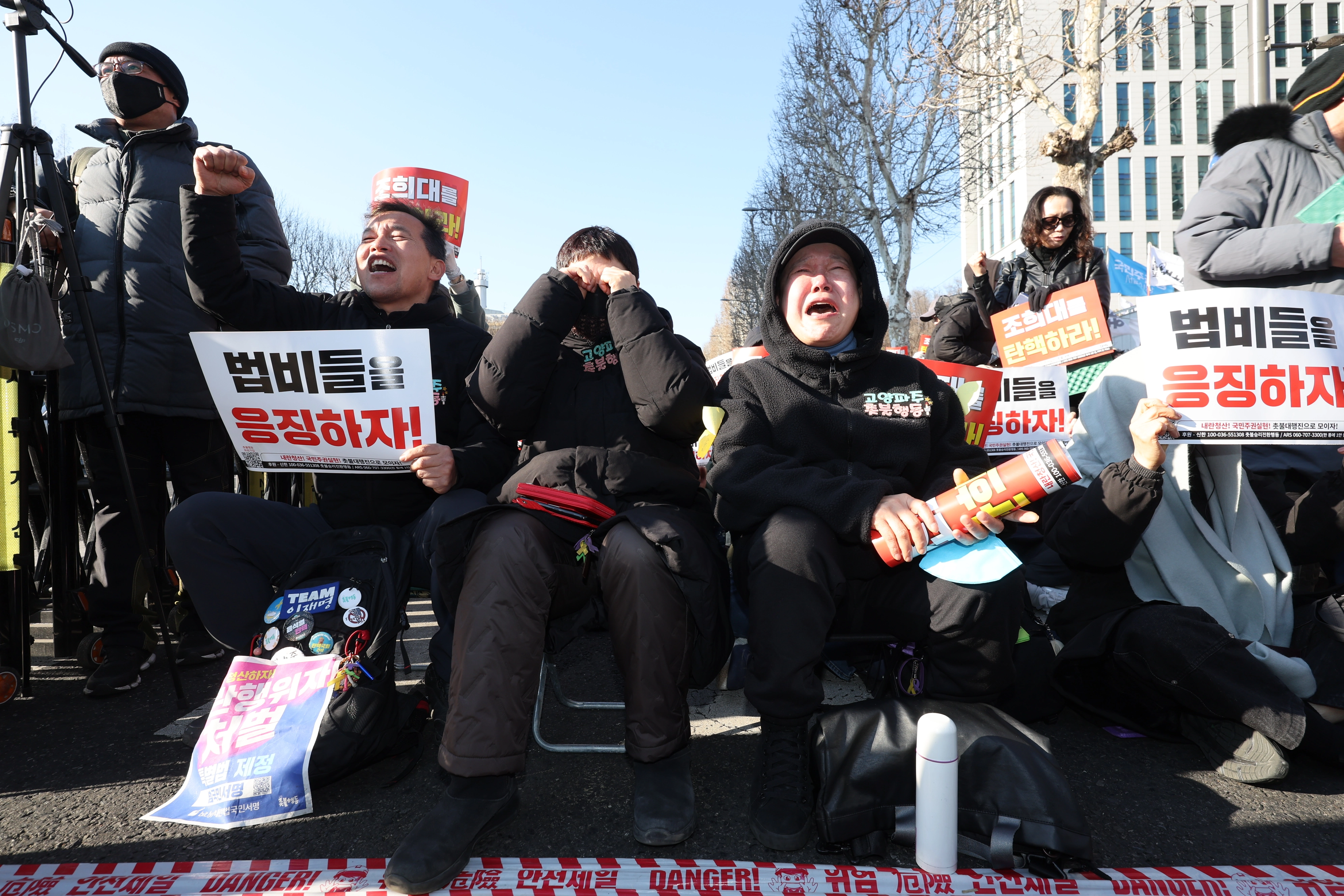 진보 성향 시민단체 촛불행동 관계자들이 윤석열 전 대통령에 대한 1심 선고가 이뤄지자 눈물을 보이고 있다. 연합뉴스