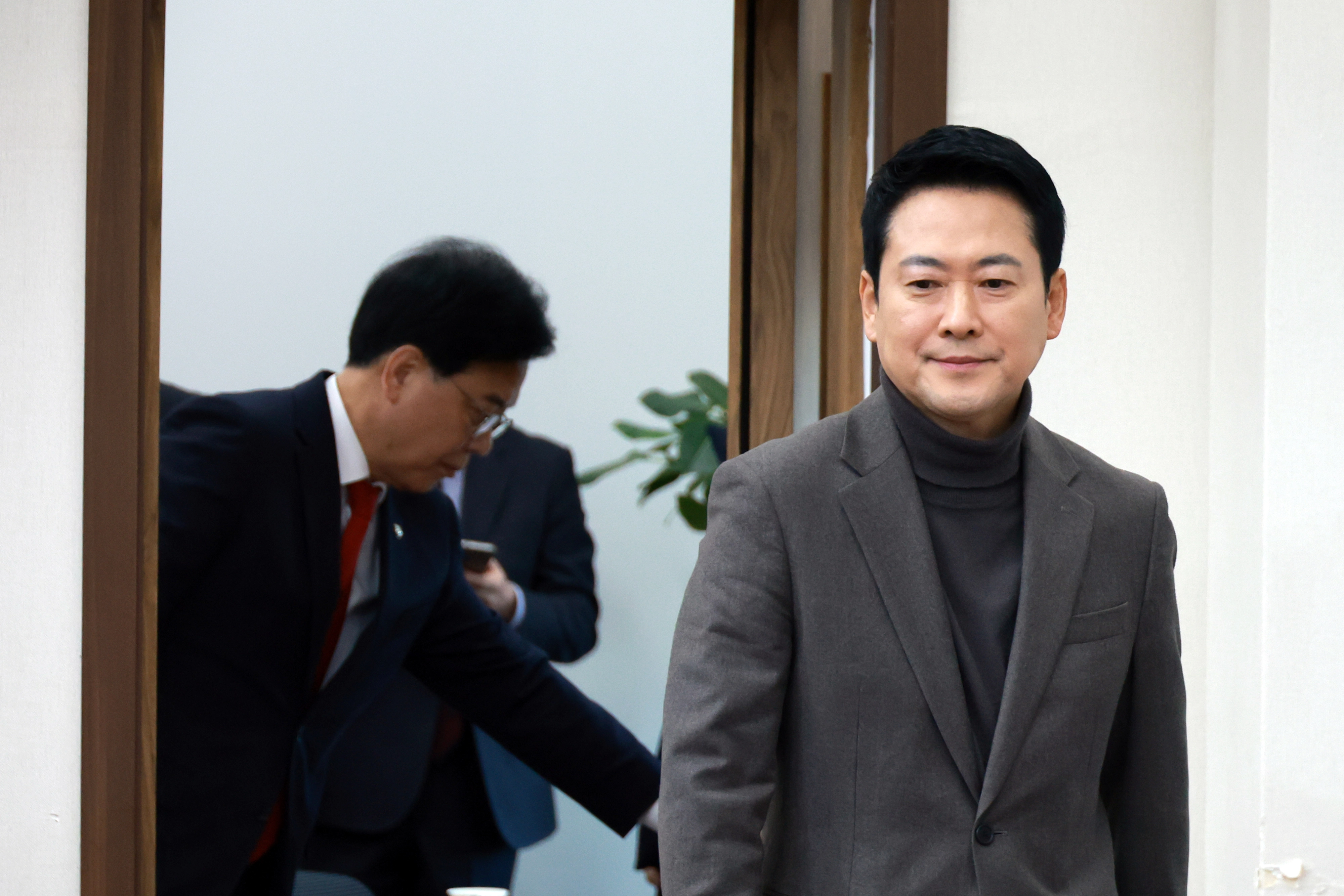 최고위 회의 들어서는 장동혁 대표  국민의힘 장동혁 대표, 송언석 원내대표 등 지도부가 19일 서울 여의도 국회에서 열린 최고위원회의에 입장하고 있다. 뉴시스