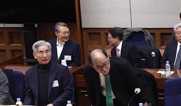 ‘내란 우두머리 혐의’ 윤석열 1심 선고공판  윤석열 전 대통령이 19일 서초구 서울중앙지방법원에서 열린 12·3 비상계엄 관련 내란 우두머리 혐의 1심 선고공판에 출석해 있다. 이날 서울중앙지법 형사합의25부(지귀연 부장판사)는 윤 전 대통령에게 무기징역을 선고했다. 2026.2.19 서울중앙지법 제공