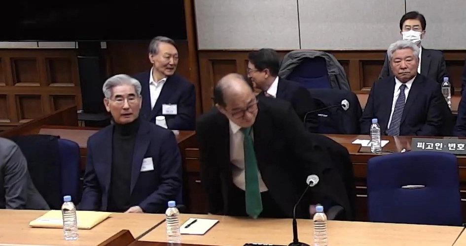 ‘내란 우두머리 혐의’ 윤석열 1심 선고공판  윤석열 전 대통령이 19일 서초구 서울중앙지방법원에서 열린 12·3 비상계엄 관련 내란 우두머리 혐의 1심 선고공판에 출석해 있다. 이날 서울중앙지법 형사합의25부(지귀연 부장판사)는 윤 전 대통령에게 무기징역을 선고했다. 2026.2.19 서울중앙지법 제공