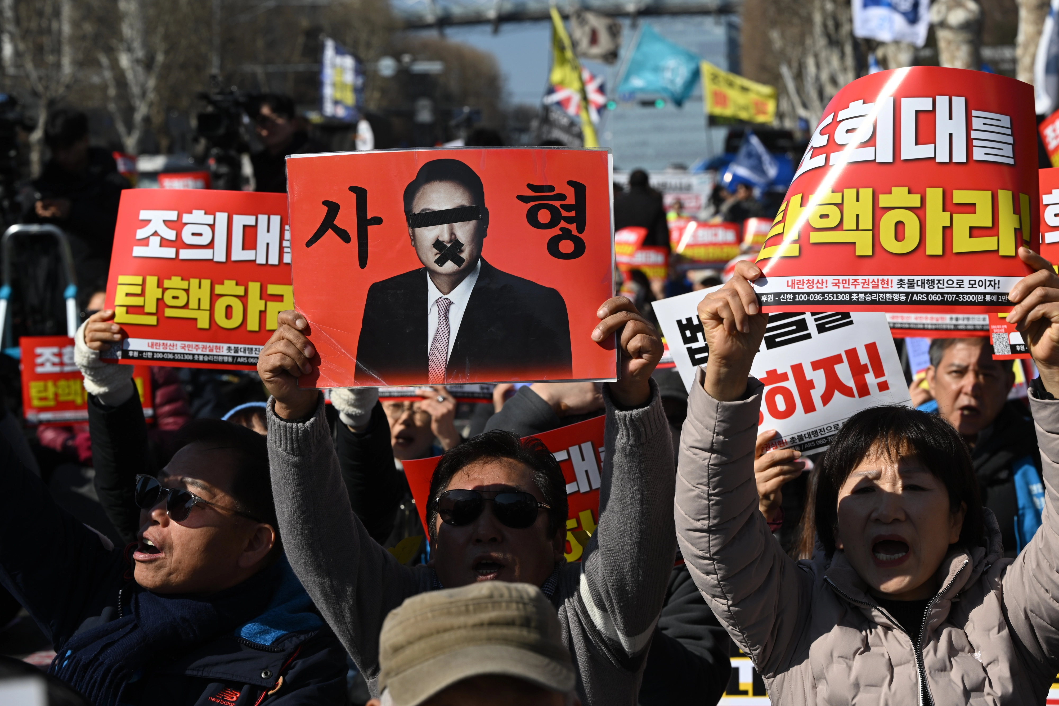 촛불행동 등 참석자들이 윤석열 내란 우두머리 혐의 선고일인 19일 서울 서초구 서울고등검찰청 인근에서 윤 전 대통령의 사형 선고를 촉구하고 있다. 2026.2.18 이지훈 기자