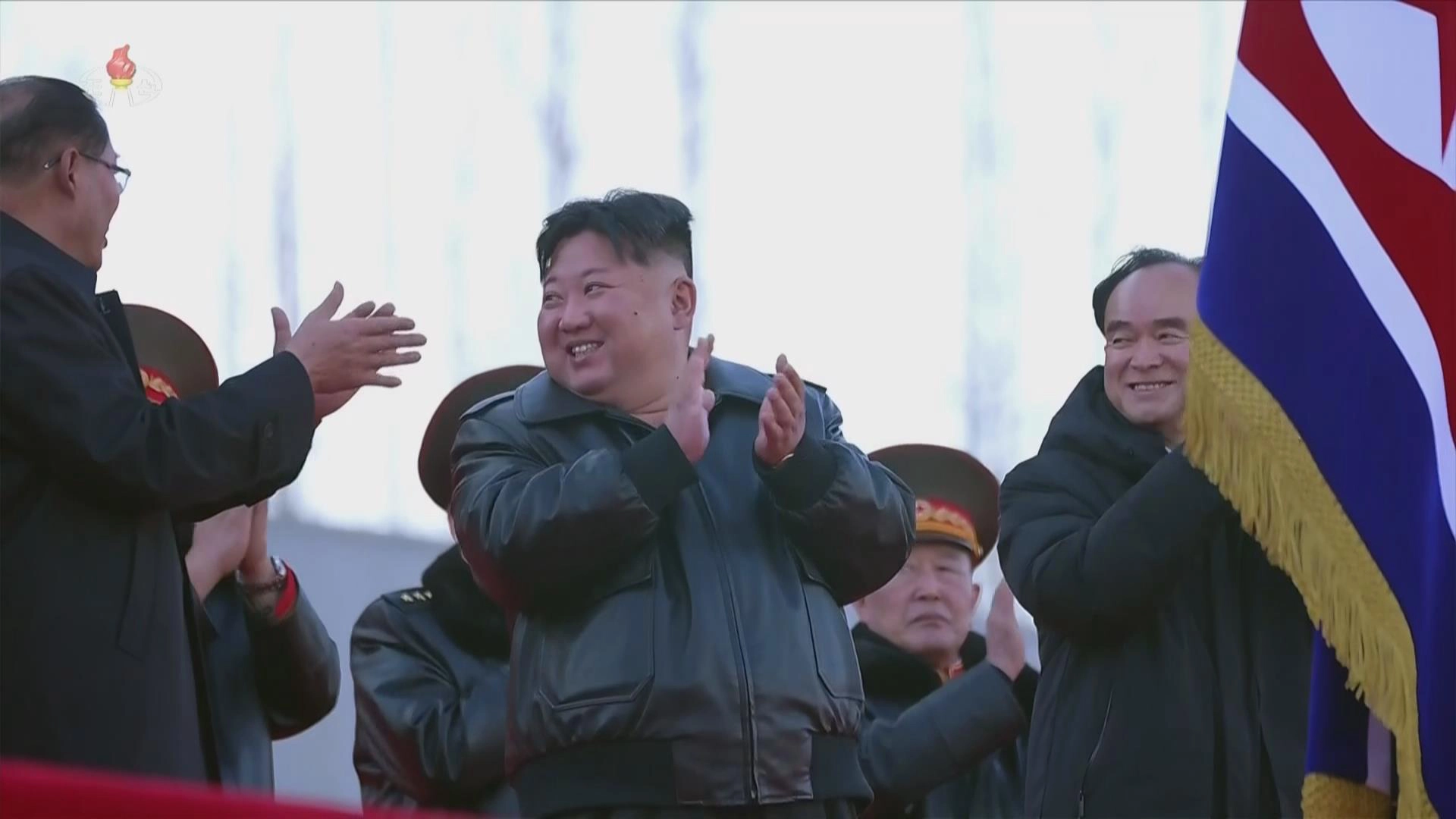 박수치는 북한 김정은  북한 조선중앙TV는 김정은 국무위원장이 지난 18일 평양에서 열린 ‘600㎜대구경방사포 증정식’에 참석했다고 19일 보도했다. 2026.2.19 조선중앙TV 뉴시스