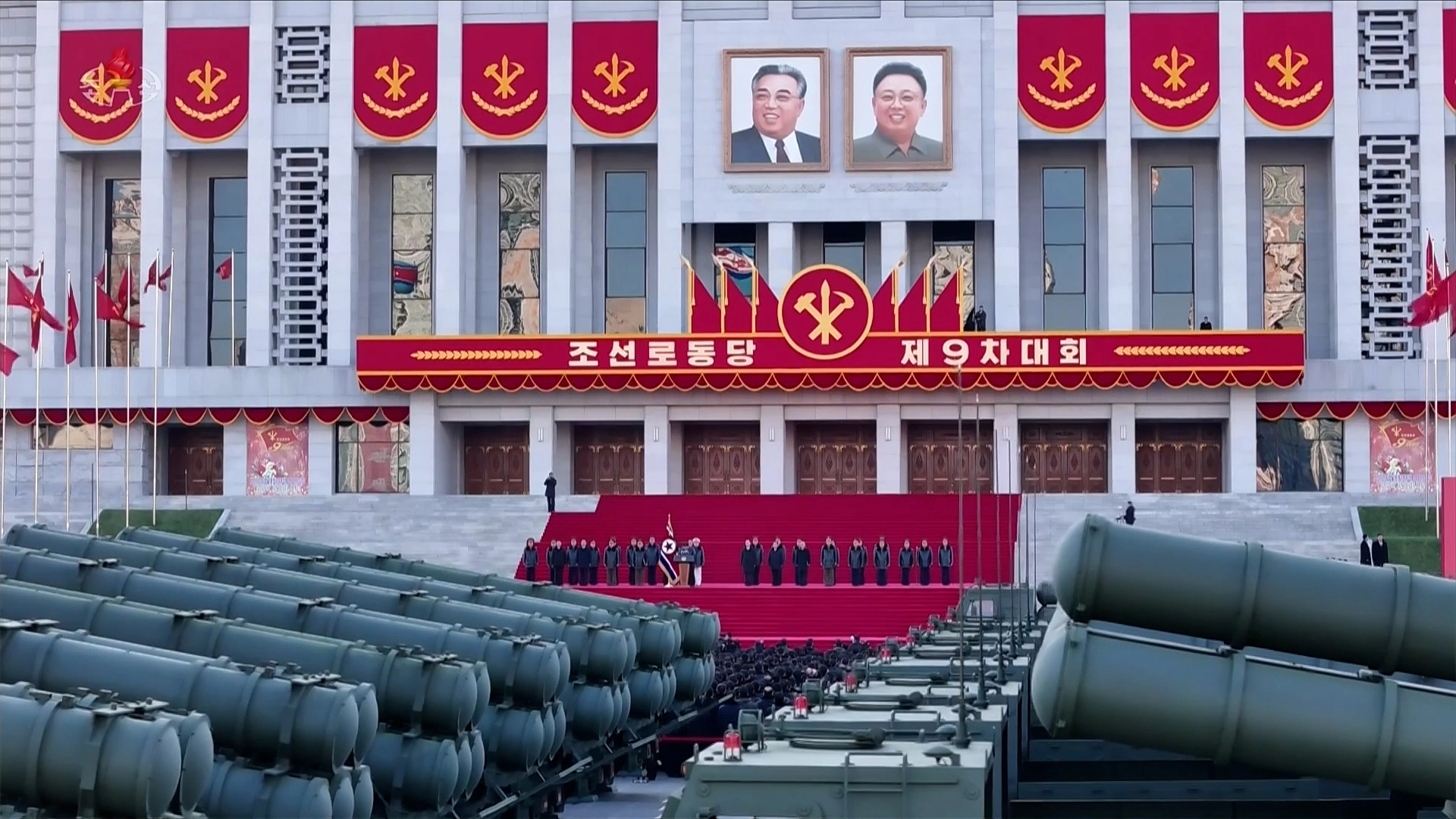 북한, 당 9차대회에 600㎜ 방사포 50문 증정  김정은 북한 국무위원장이 참석한 가운데 지난 18일 평양 4.25문화회관 광장에서 군수공업부문 노동계급의 노동당 제9차대회 600㎜ 대구경 방사포 50문 증정식이 진행됐다고 조선중앙TV가 19일 보도했다. 2026.2.19 조선중앙TV 연합뉴스