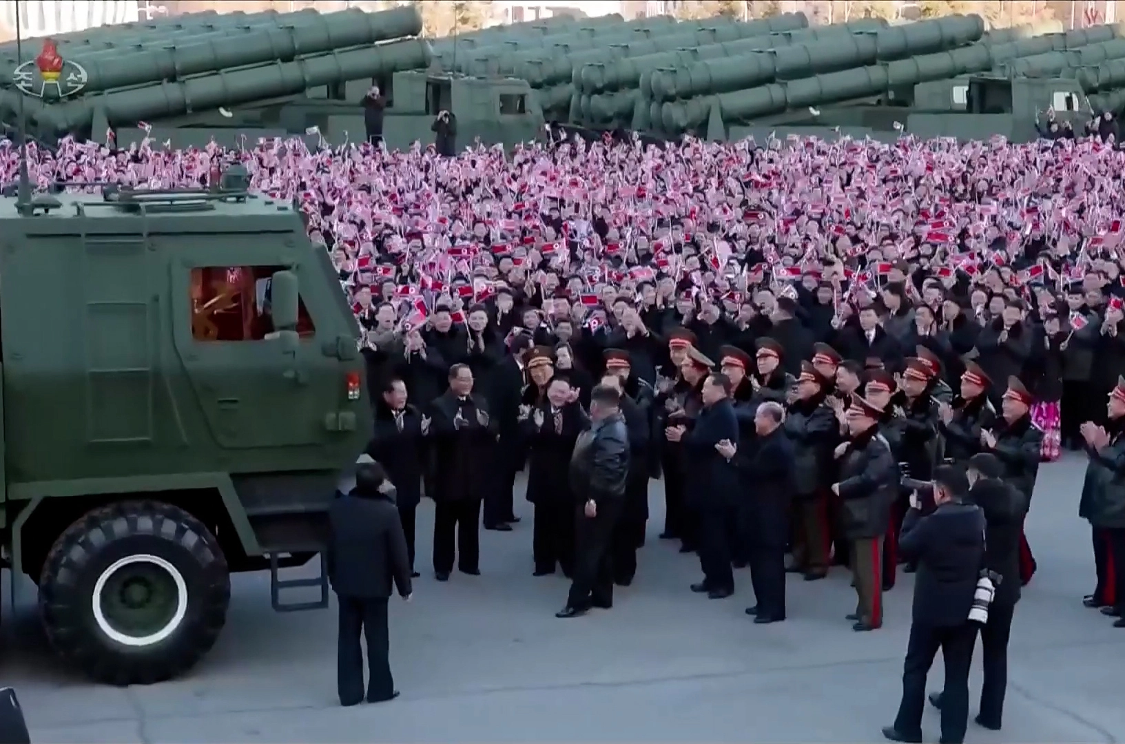 김정은, 600㎜ 방사포차 운전 후 ‘엄지척’  김정은 북한 국무위원장이 지난 18일 평양 4.25문화회관 광장에서 열린 600㎜ 대구경 방사포 증정식에서 방사포차를 직접 운전해 사열을 마친 뒤 엄지손가락을 치켜세우고 있다. 2026.2.19 조선중앙TV 연합뉴스