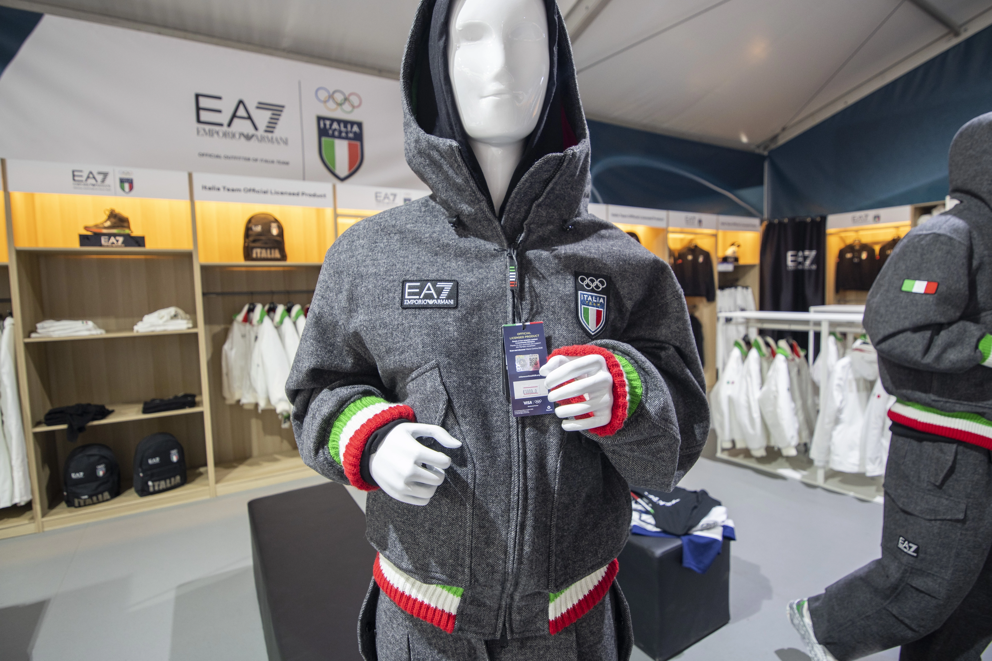 엠포리오 아르마니와 협업한 이탈리아의 올림픽 기념옷. 가격은 1800유로(약 307만원). 밀라노 류재민 기자