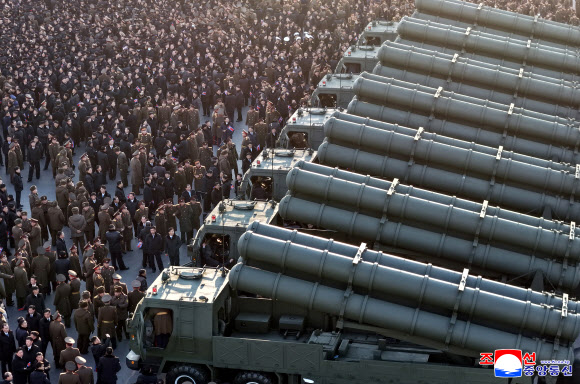 북한 조선중앙통신은 19일 김정은 국무위원장 참석 하에 “군수노동계급이 조선노동당 제9차대회에 드리는 600mm 대구경 방사포 증정식 2월 18일 수도 평양에서 성대히 거행”됐다고 보도했다. 2026.2.19 평양 조선중앙통신=연합뉴스