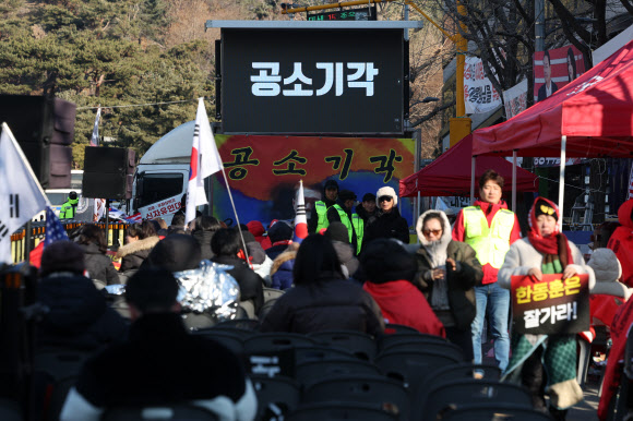 내란 우두머리 혐의로 기소된 윤석열 전 대통령의 1심 선고가 열리는 19일 서초구 서울중앙지방법원 일대에서 윤석열 지지자들의 집회가 열리고 있다. 2026.2.19 연합뉴스
