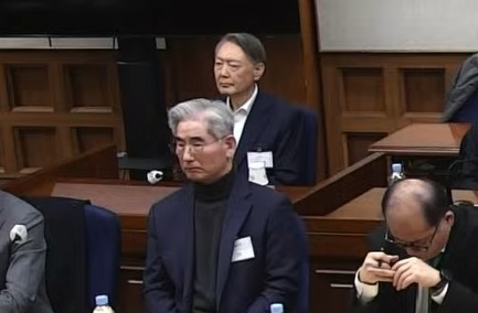 윤석열 전 대통령이 19일 오후 서울 서초구 서울중앙지방법원에서 열린 12·3 비상계엄 관련 내란 우두머리 혐의 사건 1심 선고공판에 출석해 자리에 앉아 있다.  2026.2.19 서울중앙지법 제공