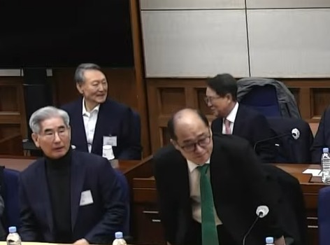 윤석열 전 대통령이 19일 오후 서울 서초구 서울중앙지방법원에서 열린 12·3 비상계엄 관련 내란 우두머리 혐의 사건 1심 선고공판에 출석해 변호인과 대화를 나누고 있다. 2026.2.19 서울중앙지법 제공