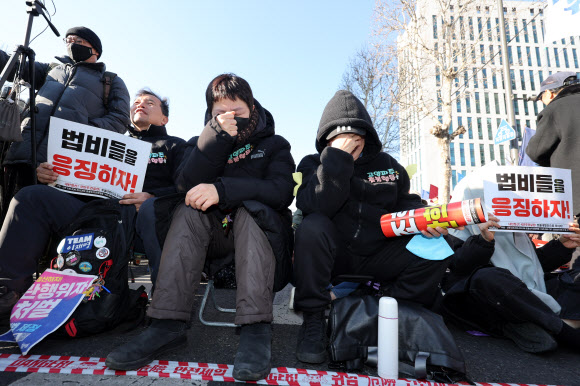 촛불행동 관계자들이 19일 서울중앙지법 인근에서 12·3 비상계엄과 관련해 내란 우두머리 혐의로 기소된 윤석열 전 대통령에 대한 1심 선고가 사형이 아닌 무기징역 판결이 나자 눈물을 보이고 있다. 2026.2.19  연합뉴스