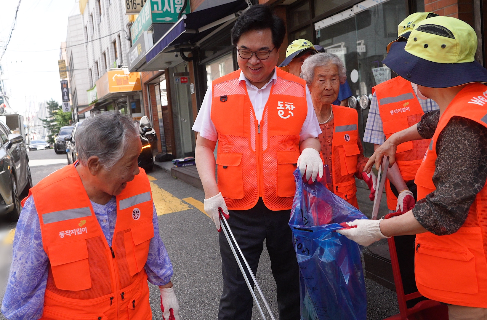 일하는 기쁨… 구순에도 소소한 행복을  박 구청장(왼쪽 두 번째) 이 2025년 7월 상도동에서 최고령 어르신 일자리 근무자(왼쪽 첫 번째)와 함께 환경정비 활동을 펼치고 있다.
동작구 제공
