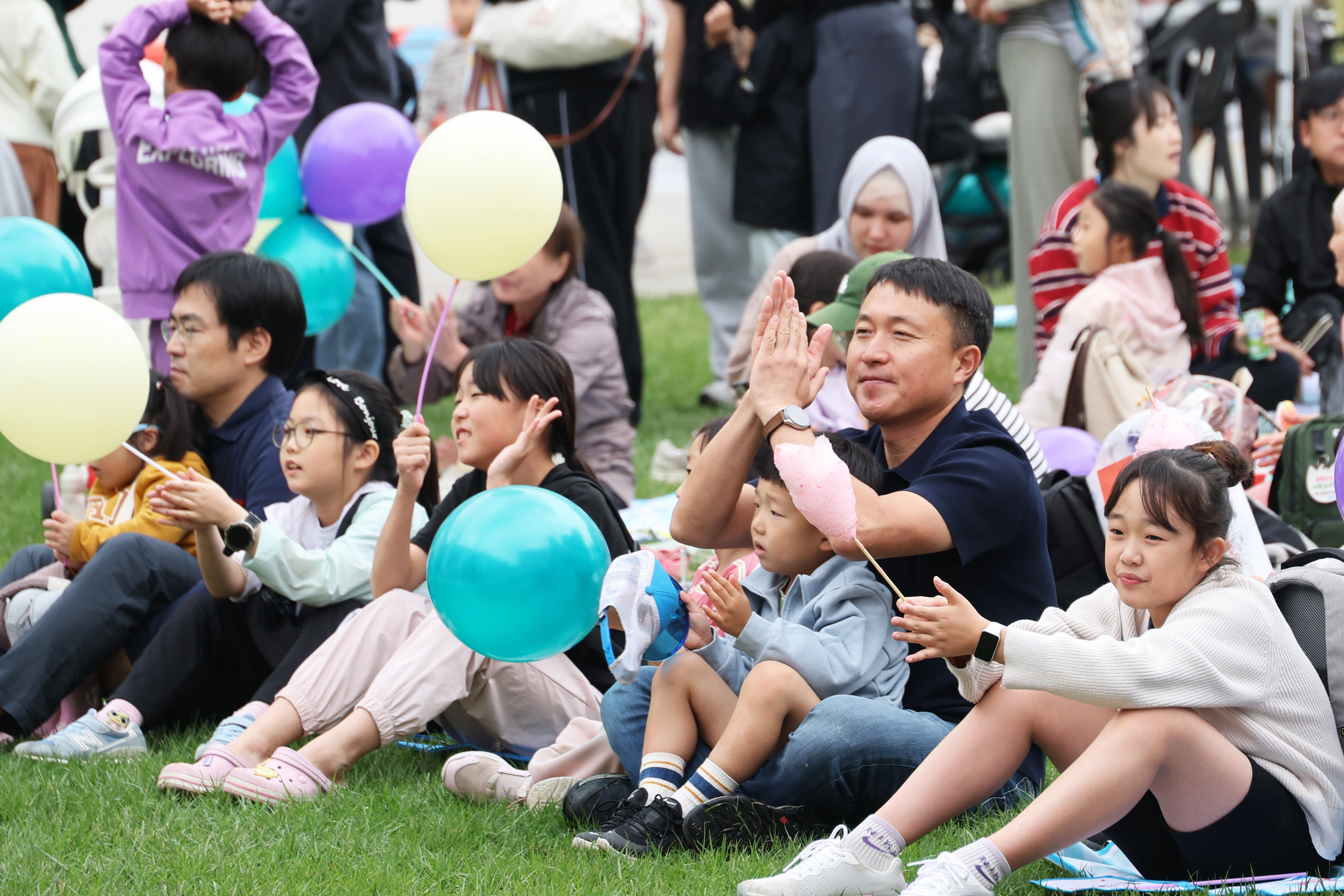 충북도가 지난해 10월 도청 광장에서 개최한 ‘다자녀 웃음꽃 페스티벌’에서 참가자들이 즐거운 시간을 보내고 있다.
충북도 제공