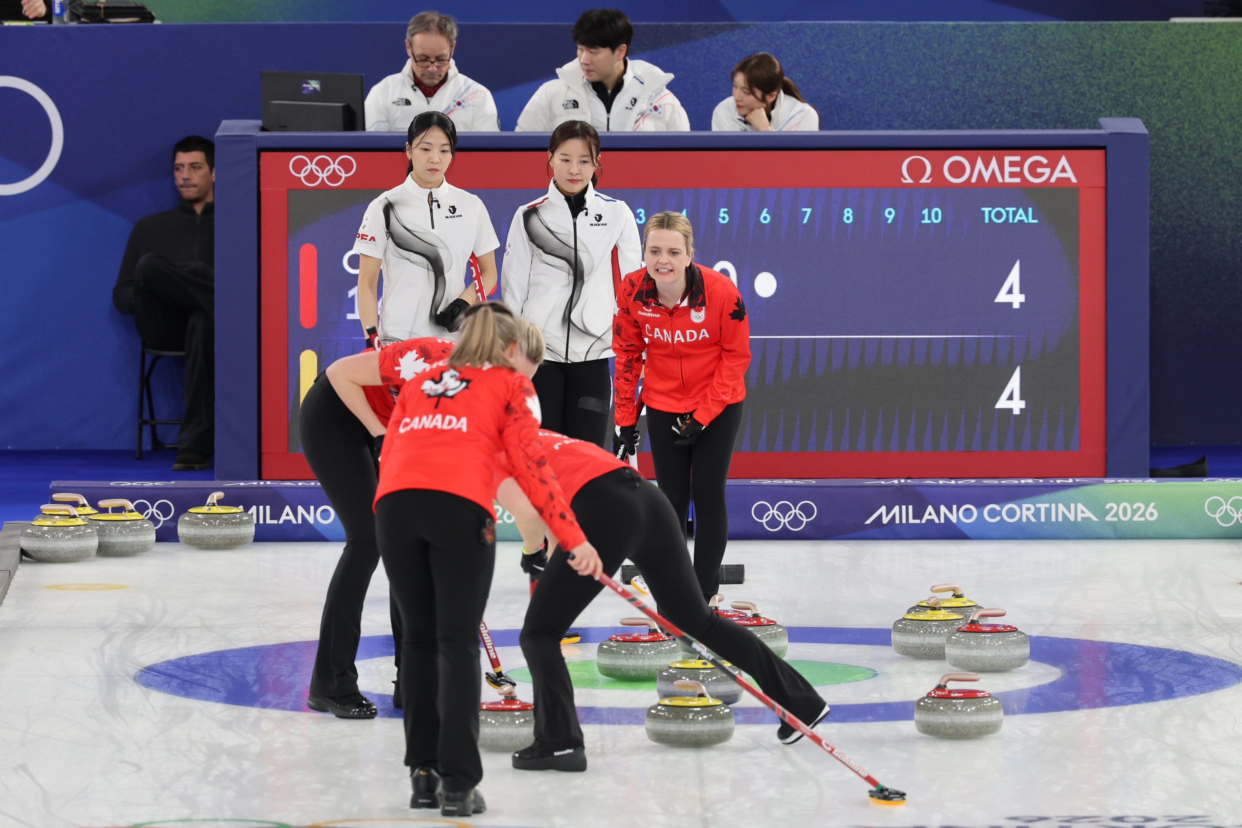 캐나다 컬링 대표팀이 19일(한국시간) 이탈리아 코르티나담페초 컬링 올림픽 스타디움에서 열린 2026 밀라노·코르티나담페초 동계올림픽 컬링 여자 라운드로빈 한국과의 맞대결에서 6엔드 4득점을 완성하고 있다. 2026.2.20 코르티나담페초 연합뉴스