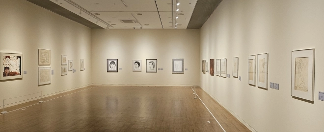 오는 3월 29일까지 ‘김흥수: 탐미의 일월’전이 열리고 있는 제주현대미술관 상설 전시실. 제주 강동삼 기자