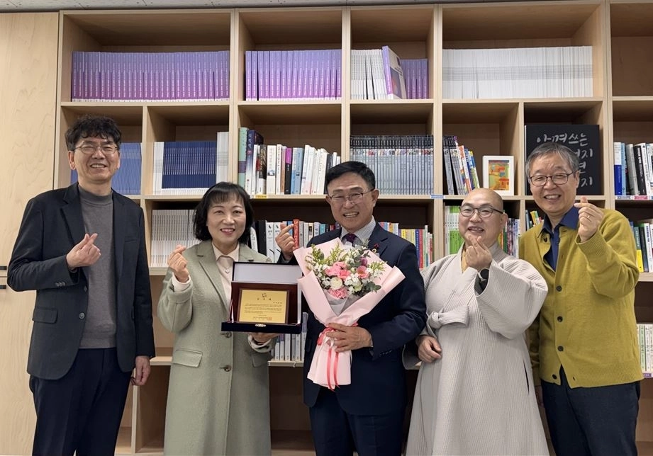 20일 사단법인 서울노인종합복지관협회로부터 감사패를 받은 최기찬 의원이 참석자들과 기념촬영을 하고 있다.