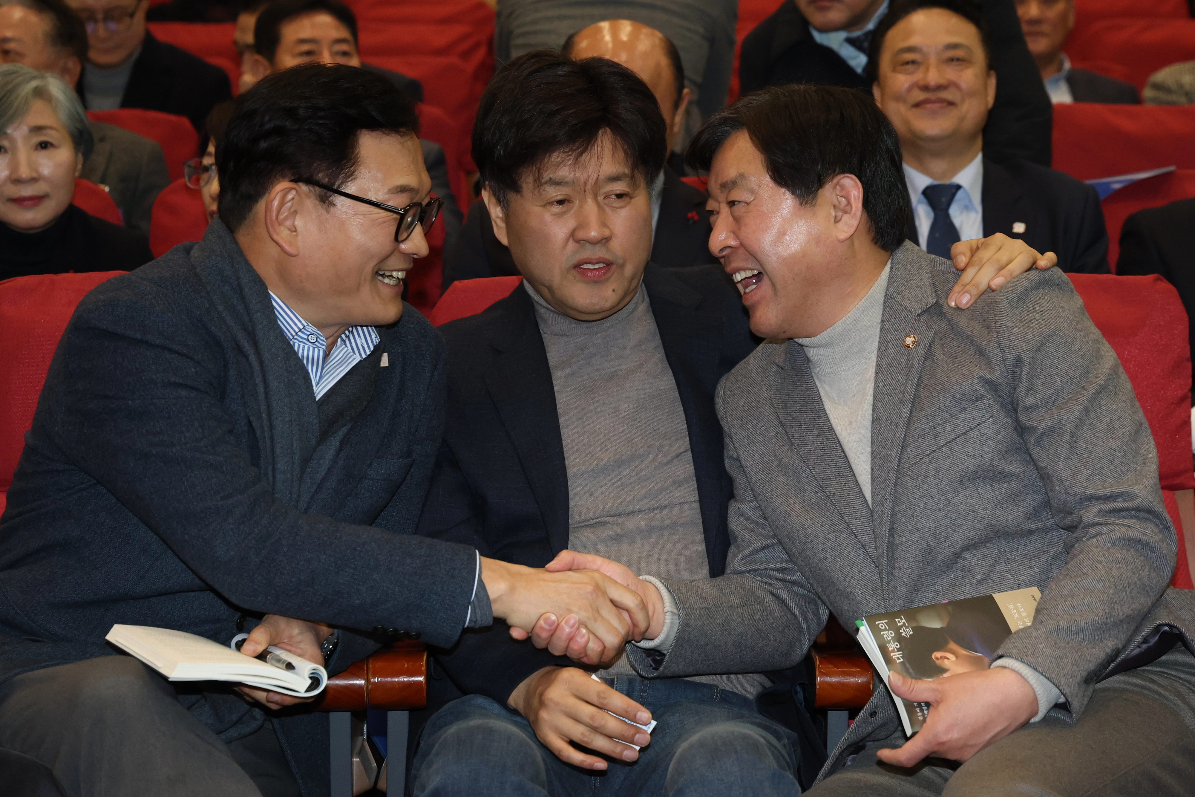 김용 출판 기념회 참석한 송영길·황명선  김용 전 민주연구원 부원장(가운데)이 12일 서울 여의도 국회 의원회관에서 열린 자신의 저서 ’대통령의 쓸모‘ 출판 기념회에서 송영길 소나무당 대표, 황명선 더불어민주당 최고위원과 대화하고 있다. 2026.2.12