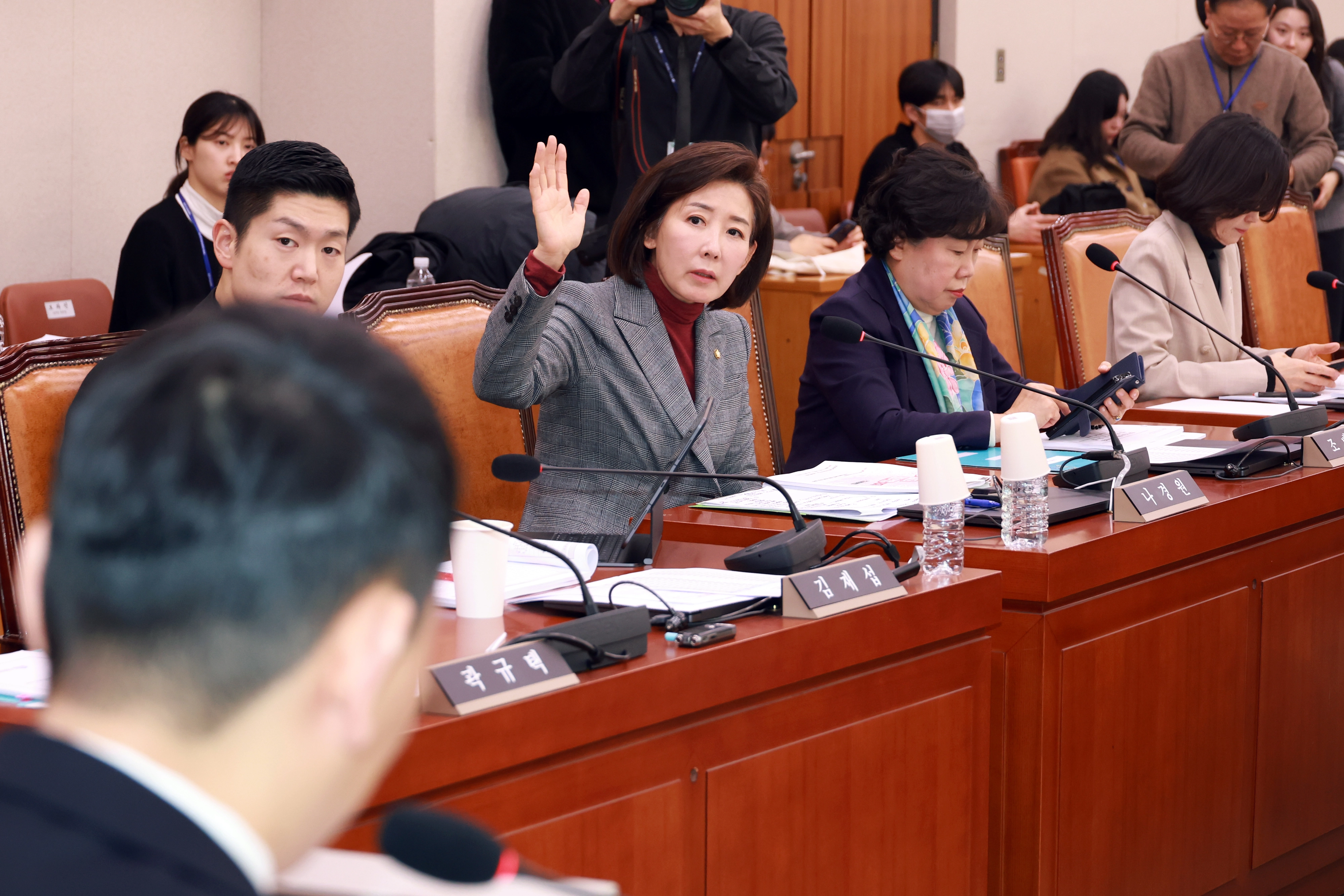 나경원 국민의힘 의원이 20일 서울 여의도 국회에서 열린 법제사법위원회 제5차 법안심사제1소위원회에서 김용민 소위원장에게 발언권을 요청하고 있다. 뉴시스