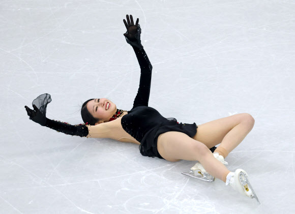 이해인이 19일(현지시간) 이탈리아 밀라노 아이스스케이팅 아레나에서 열린 2026 밀라노-코르티나담페초 동계올림픽 여자 싱글 프리 스케이팅 연기를 마친 뒤 기뻐하고 있다. 2026.2.20 연합뉴스