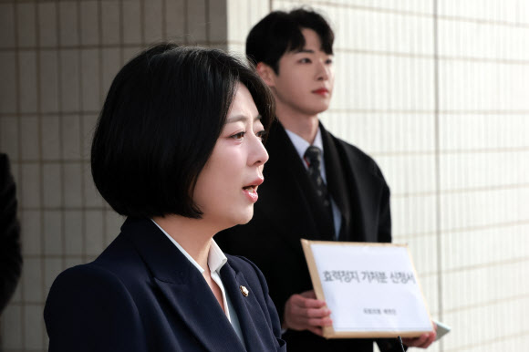 국민의힘 배현진 의원이 20일 서울 양천구 서울남부지방법원에 당 중앙윤리위원회가 본인에 대해 당원권 정지 1년 처분을 내린 것과 관련해 효력 정지 가처분 신청을 하며 입장을 밝히고 있다. 2026.2.20 연합뉴스