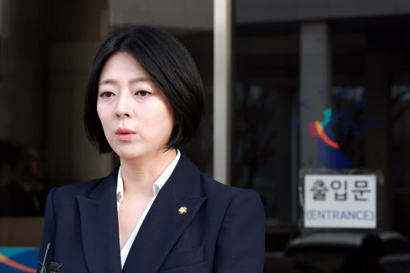 국민의힘 배현진 의원이 20일 서울 양천구 서울남부지방법원에 당 중앙윤리위원회가 본인에 대해 당원권 정지 1년 처분을 내린 것과 관련해 효력 정지 가처분 신청을 하며 입장을 밝히고 있다. 2026.2.20 연합뉴스