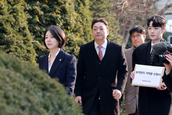 국민의힘 배현진 의원이 20일 당 중앙윤리위원회가 본인에 대해 당원권 정지 1년 처분을 내린 것과 관련해 효력 정지 가처분 신청을 하기 위해 서울 양천구 서울남부지방법원으로 향하고 있다. 2026.2.20 연합뉴스