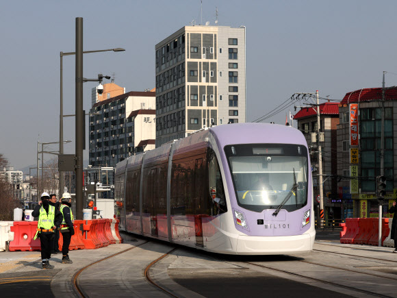 20일 서울 송파구 마천역을 출발한 위례선 트램이 시운전을 하고 있다. 58년 만에 서울을 다시 달리게 될 노면전차 위례선 트램은 마천역(5호선)에서 출발해 복정역(8호선·수인분당선)과 남위례역(8호선)을 연결한다. 2026.2.20 연합뉴스