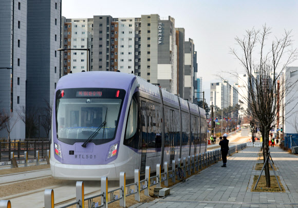 20일 서울 송파구 마천역을 출발한 위례선 트램이 시운전을 하고 있다. 58년 만에 서울을 다시 달리게 될 노면전차 위례선 트램은 마천역(5호선)에서 출발해 복정역(8호선·수인분당선)과 남위례역(8호선)을 연결한다. 2026.2.20 연합뉴스