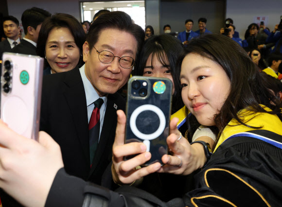 이재명 대통령과 김혜경 여사가 20일 대전 유성구 한국과학기술원(KAIST)에서 열린 학위수여식에서 졸업생들과 기념촬영을 하고 있다. 2026.2.20 연합뉴스