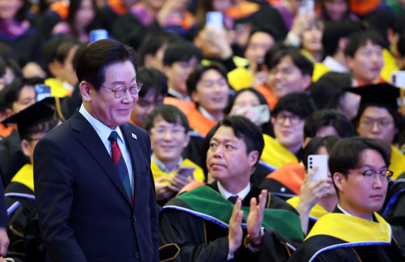 이재명 대통령이 20일 대전 유성구 한국과학기술원(KAIST)에서 열린 학위수여식에 입장하고 있다. 2026.2.20 연합뉴스