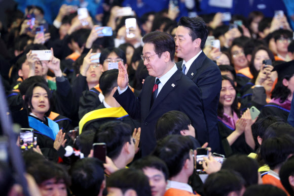 이재명 대통령이 20일 대전 유성구 한국과학기술원(KAIST)에서 열린 학위수여식에 입장하고 있다. 2026.2.20 연합뉴스