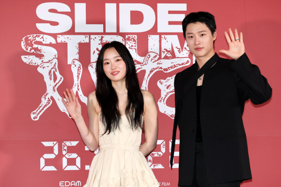 가수 우즈(WOODZ)와 배우 정회린(왼쪽)이 20일 서울 용산구 CGV용산점에서 열린 영화 ‘슬라이드 스트럼 뮤트’ 시사회 및 기자간담회에서 포즈를 취하고 있다. 2026.2.20 연합뉴스
