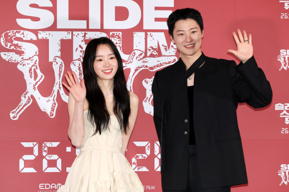 가수 우즈(WOODZ)와 배우 정회린(왼쪽)이 20일 서울 용산구 CGV용산점에서 열린 영화 ‘슬라이드 스트럼 뮤트’ 시사회 및 기자간담회에서 포즈를 취하고 있다. 2026.2.20 연합뉴스