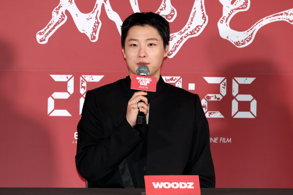 가수 우즈(WOODZ)가 20일 서울 용산구 CGV용산점에서 열린 영화 ‘슬라이드 스트럼 뮤트’ 시사회 및 기자간담회에서 인사하고 있다. 2026.2.20 연합뉴스