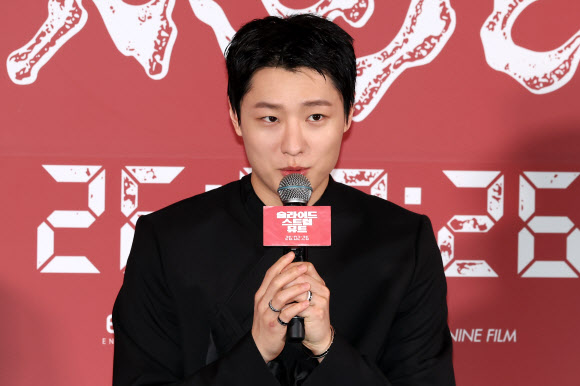 가수 우즈(WOODZ)가 20일 서울 용산구 CGV용산점에서 열린 영화 ‘슬라이드 스트럼 뮤트’ 시사회 및 기자간담회에서 인사하고 있다. 2026.2.20 연합뉴스