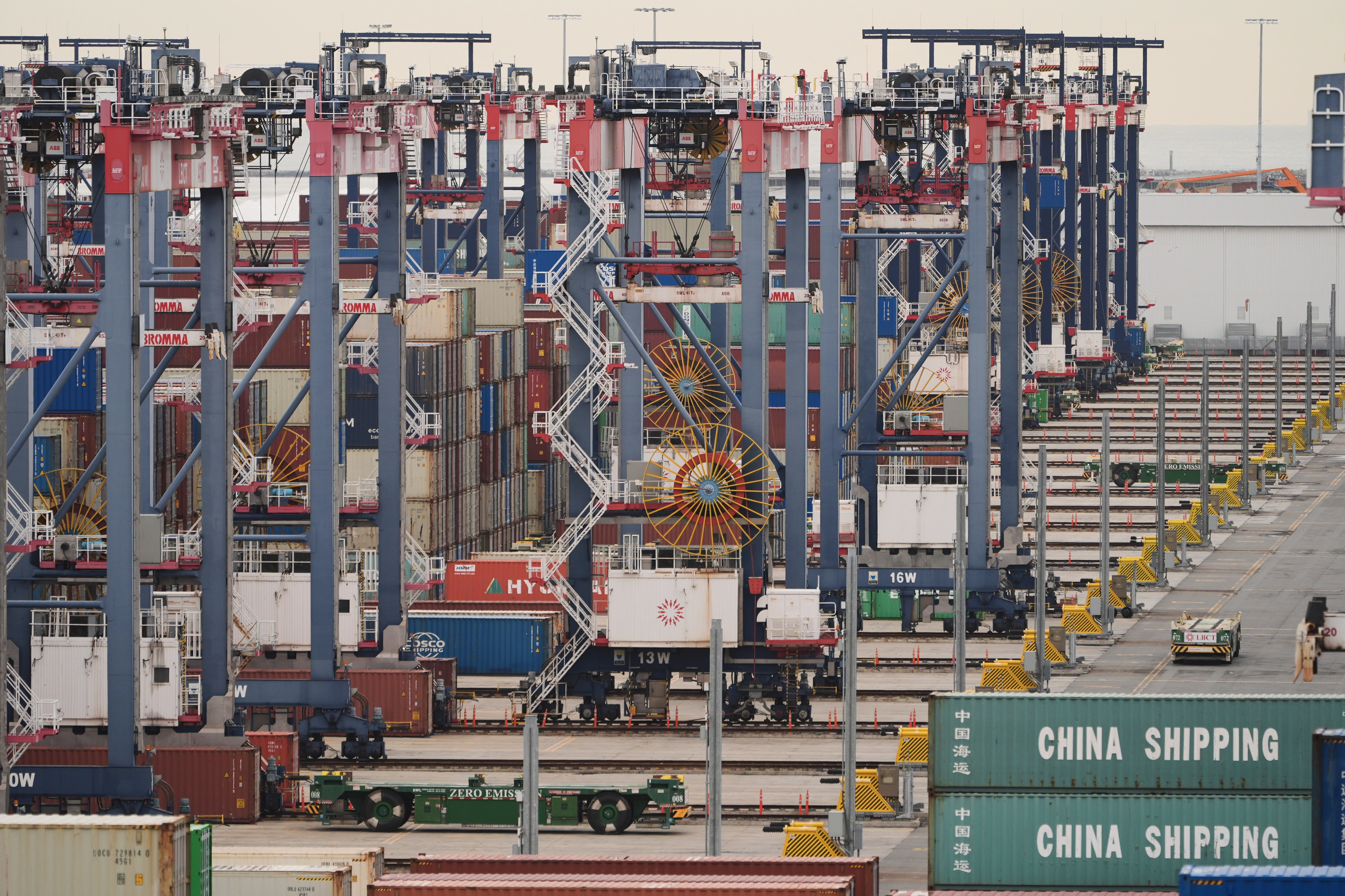 2026년 2월 20일(현지시간) 미국 캘리포니아주 롱비치의 롱비치항에서 컨테이너들이 쌓여 있다. AP뉴시스