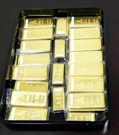 일본의 한 남성이 상수도관 노후화 대책에 사용해 달라며 오사카시 수도국에 금괴 21㎏을 익명으로 기부해 화제가 되고 있다. 사진은 기부한 금괴의 모습. 오사카시 상수도국 제공