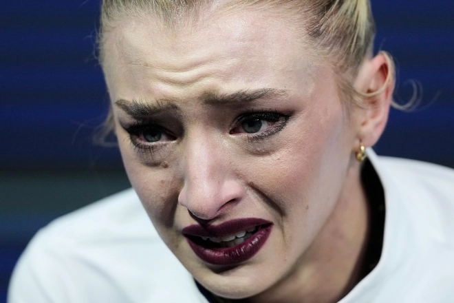 앰버 글렌이 2026년 2월 17일(현지시간) 이탈리아 밀라노에서 열린 2026 동계올림픽 피겨스케이팅 여자 싱글 쇼트프로그램 경기를 마친 뒤 점수를 확인하며 반응하고 있다. AP뉴시스