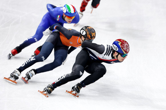 레이스 펼치는 황대헌