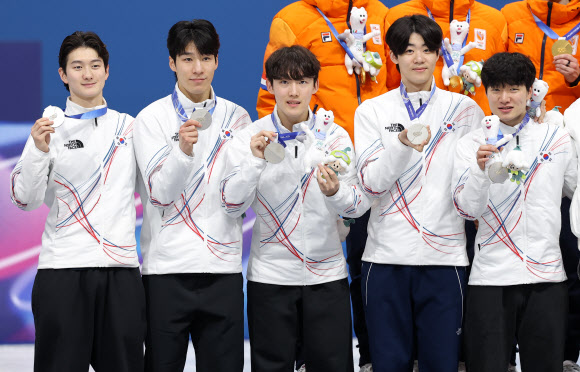 은메달 획득한 쇼트트랙 남자 계주 대표팀
