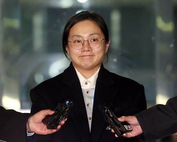 굳은 얼굴의 박나래