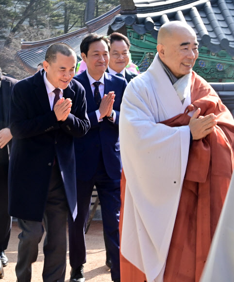 월정사에서 만난  김진태.우상호