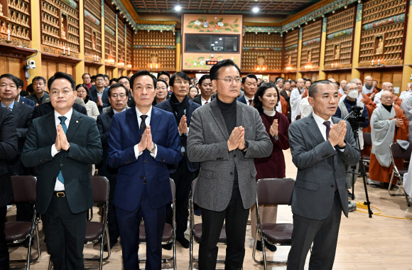 월정사에서 만난 김진태.우상호