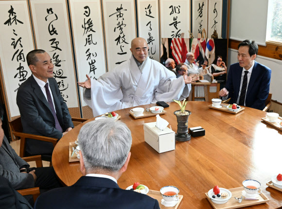 월정사에서 만난 김진태.우상호