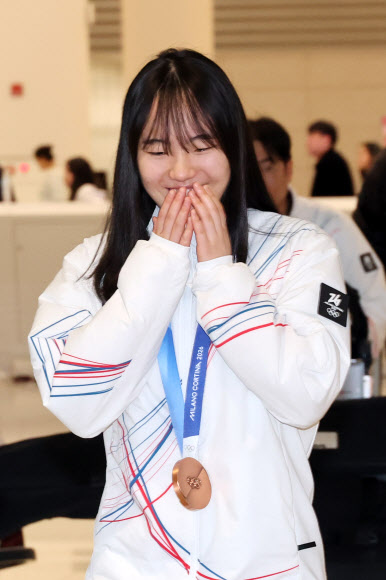 수줍어하는 유승은