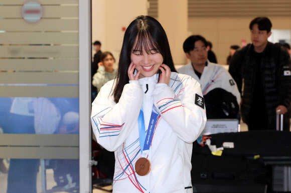 수줍어하는 유승은