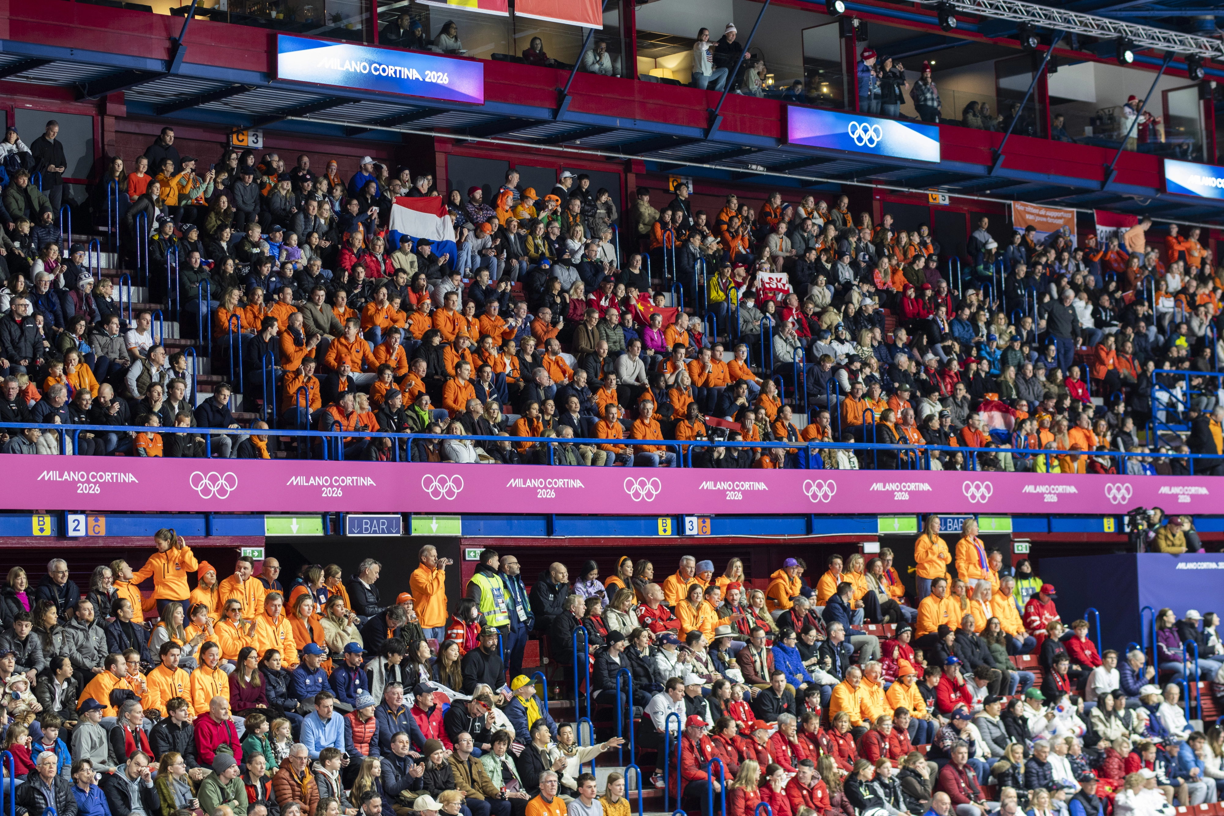 경기장에서 응원의 조직력을 보여준 네덜란드 팬들의 선명한 주황색. 밀라노 류재민 기자