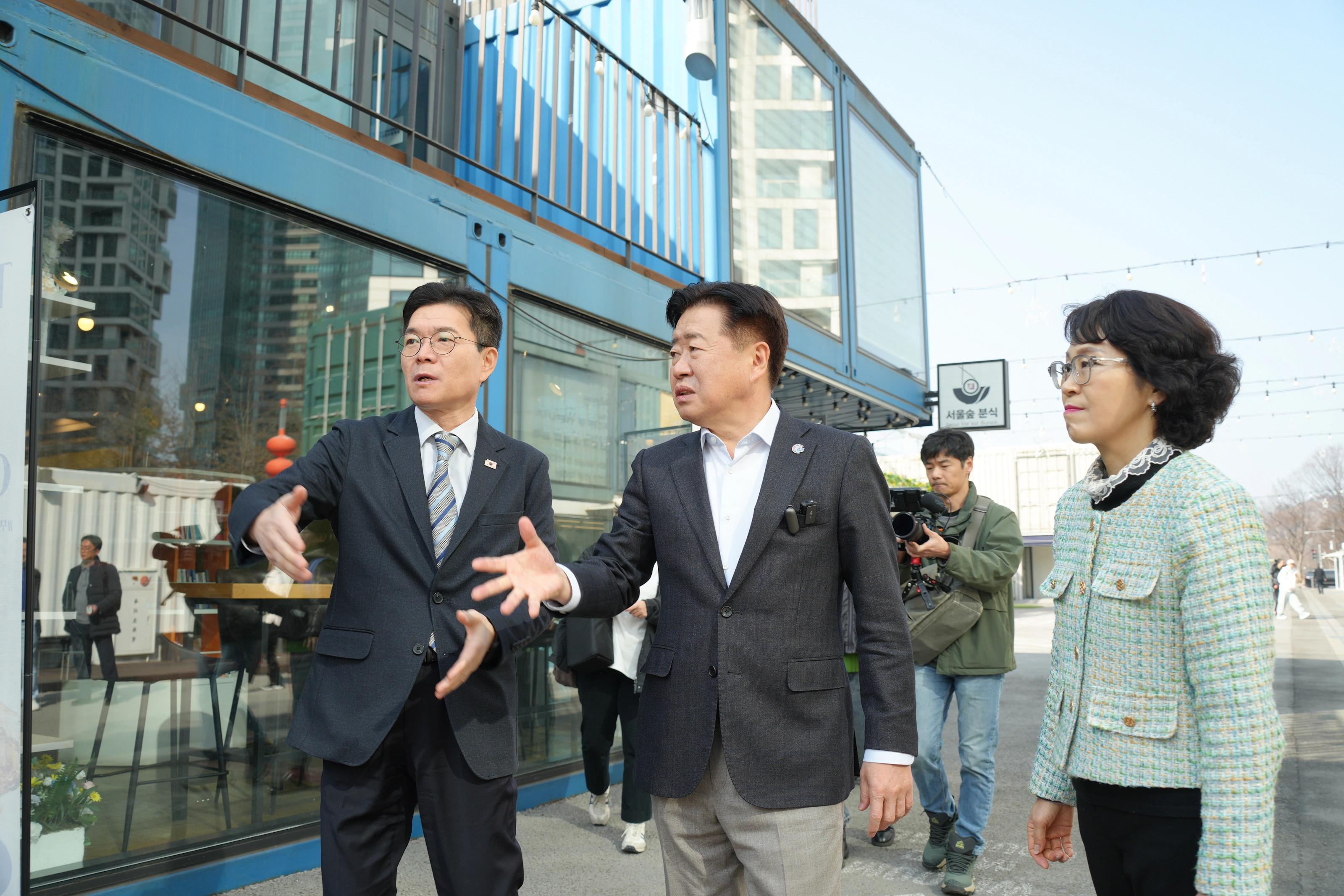 오영훈(가운데) 지사가 21일 정원오 구청장과 함께 성수동 골목의 도시재생 현장을 둘러보며 얘기를 나누고 있다. 제주도 제공