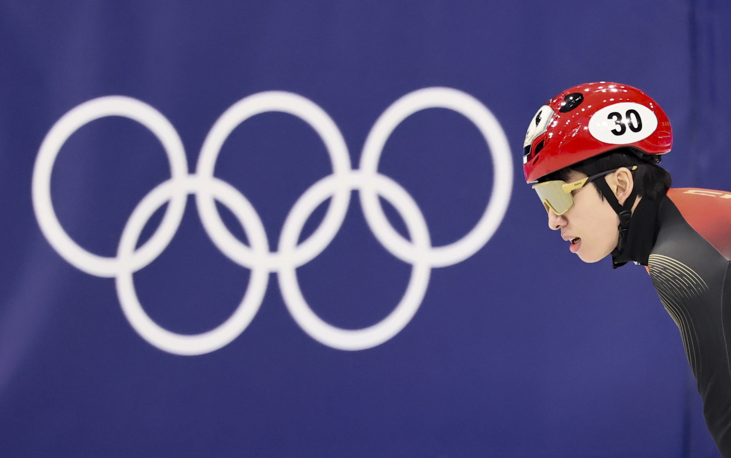 숨 고르는 린샤오쥔  한국 출신 중국 귀화 선수 쇼트트랙 린샤오쥔(한국명 임효준)이 16일(현지 시간) 이탈리아 밀라노 아이스 스케이팅 아레나에서 열린 2026 밀라노·코르티나 담페초 동계올림픽 쇼트트랙 남자 500m 예선에서 레이스를 마치고 숨을 고르고 있다. 2026.02.16. 뉴시스