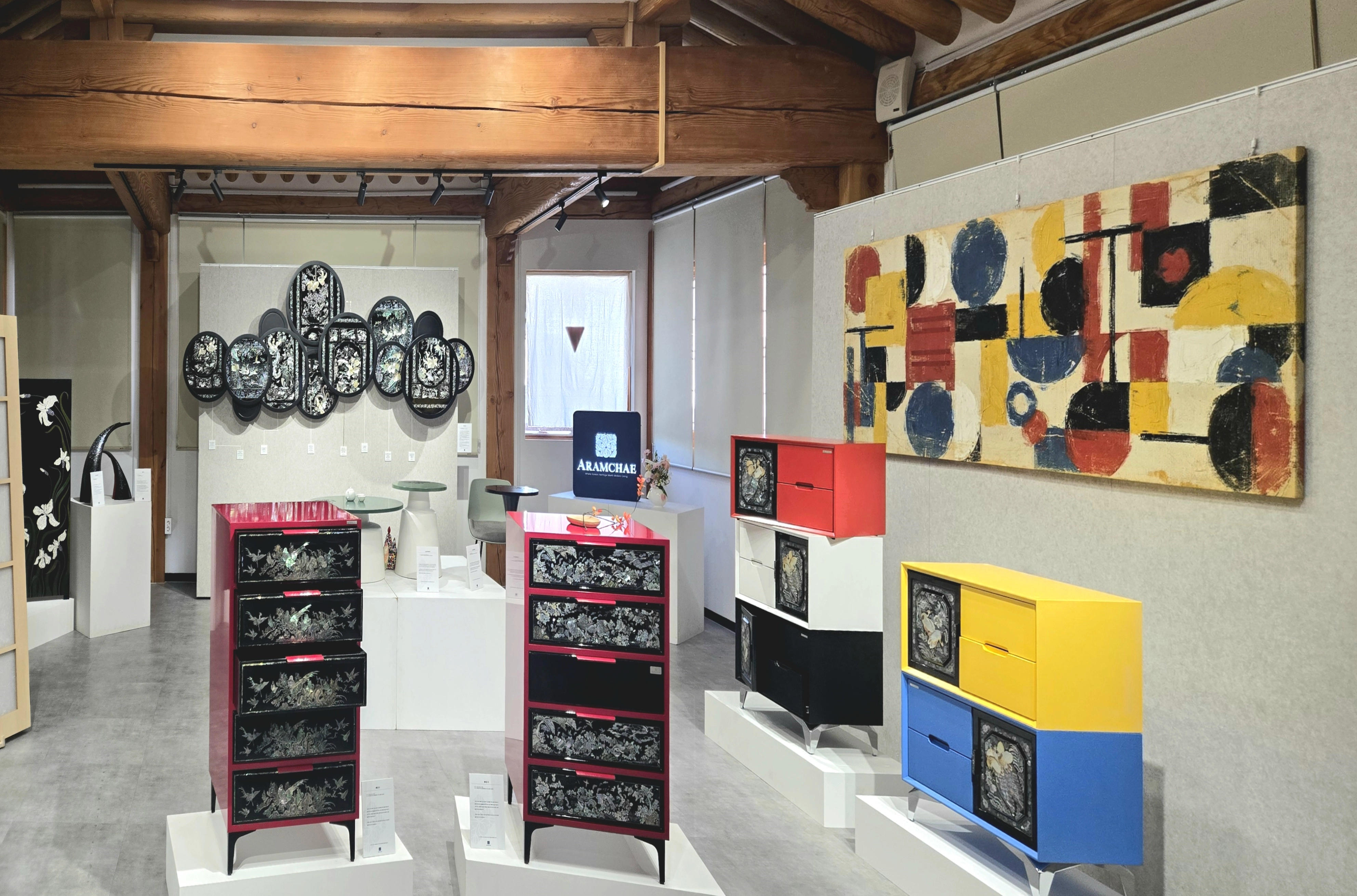 2월 28일까지 충남 부여군 백강문화관에서 열리는 전시 ‘자개장의 기억과 어머니의 시간’