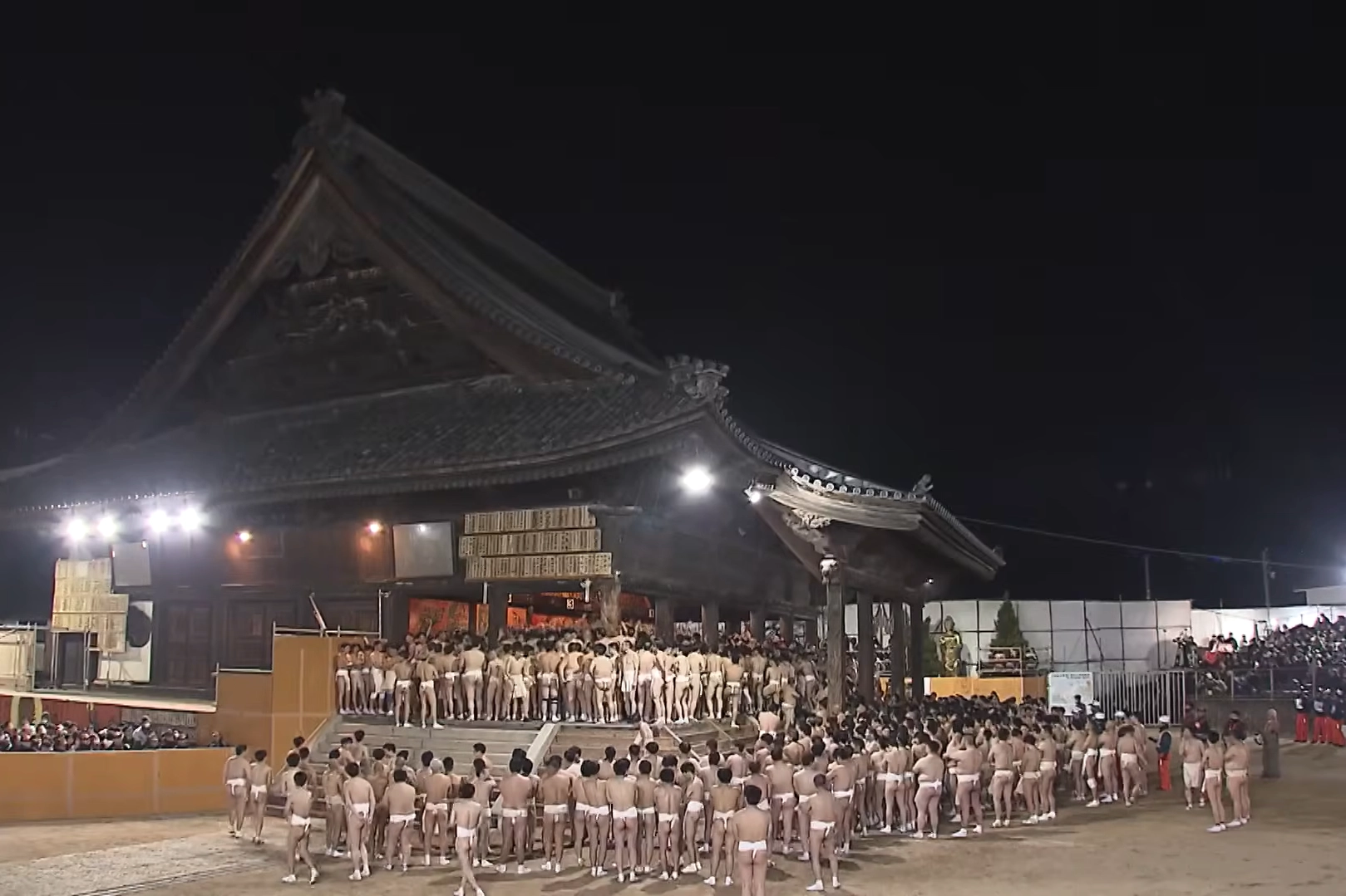 21일 일본 오카야마시 외곽에 있는 사찰 사이다이지(西大寺)에서 열린 ‘하다카 마쓰리’(알몸 축제). FNN프라임온라인 캡처